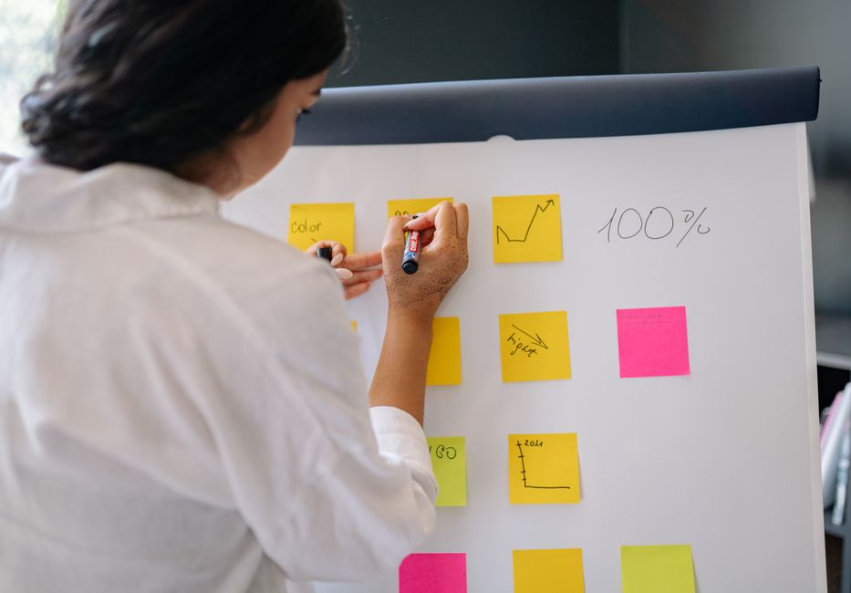 Porträt von Dozentin Jonas für UX/UI Design Ausbildung